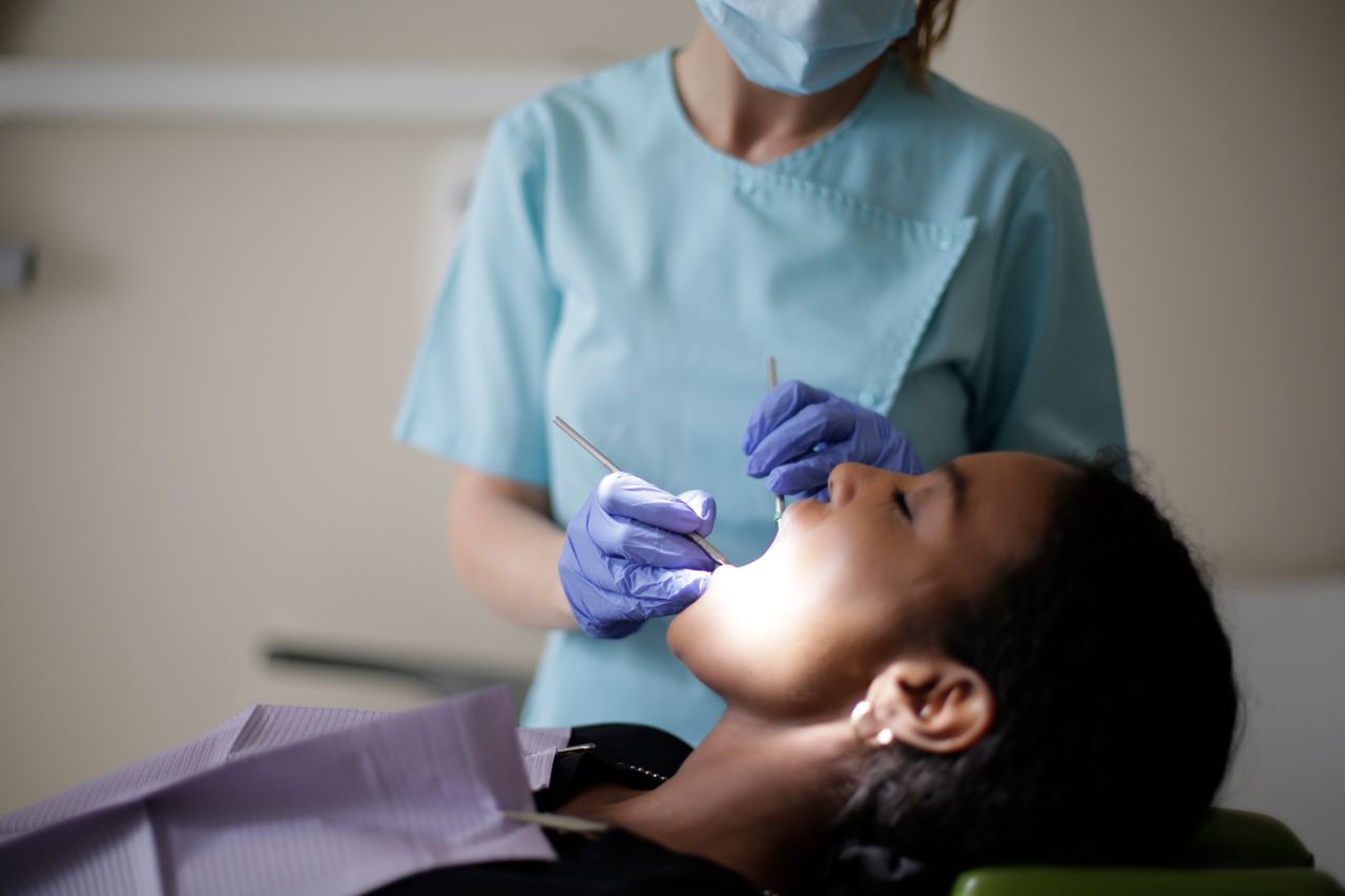 Bocca secca: cause, rischi per i denti e rimedi utili