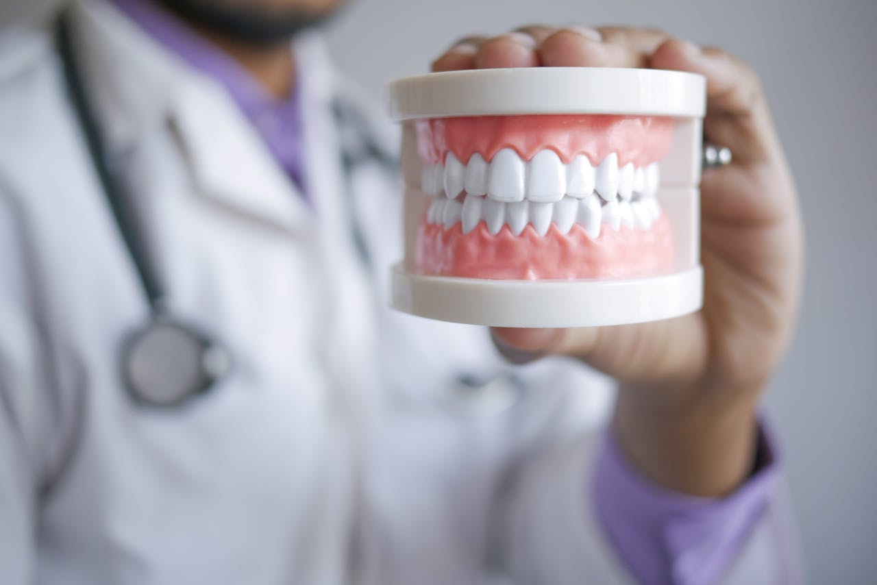 Mascherine trasparenti in PET: come allineano i denti e differenza con il bite