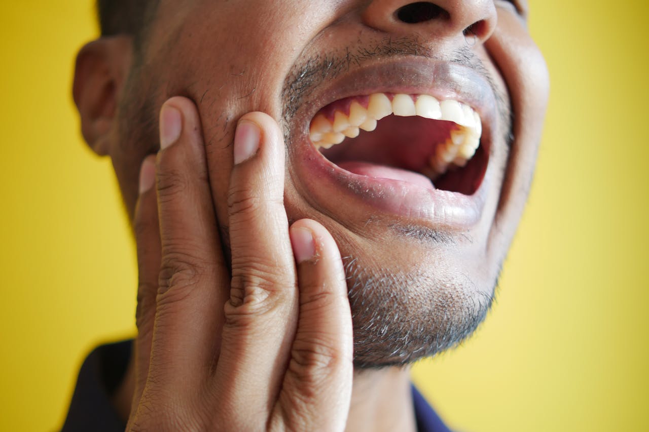 Mal di denti di notte: perché peggiora e cosa fare nell'attesa del dentista