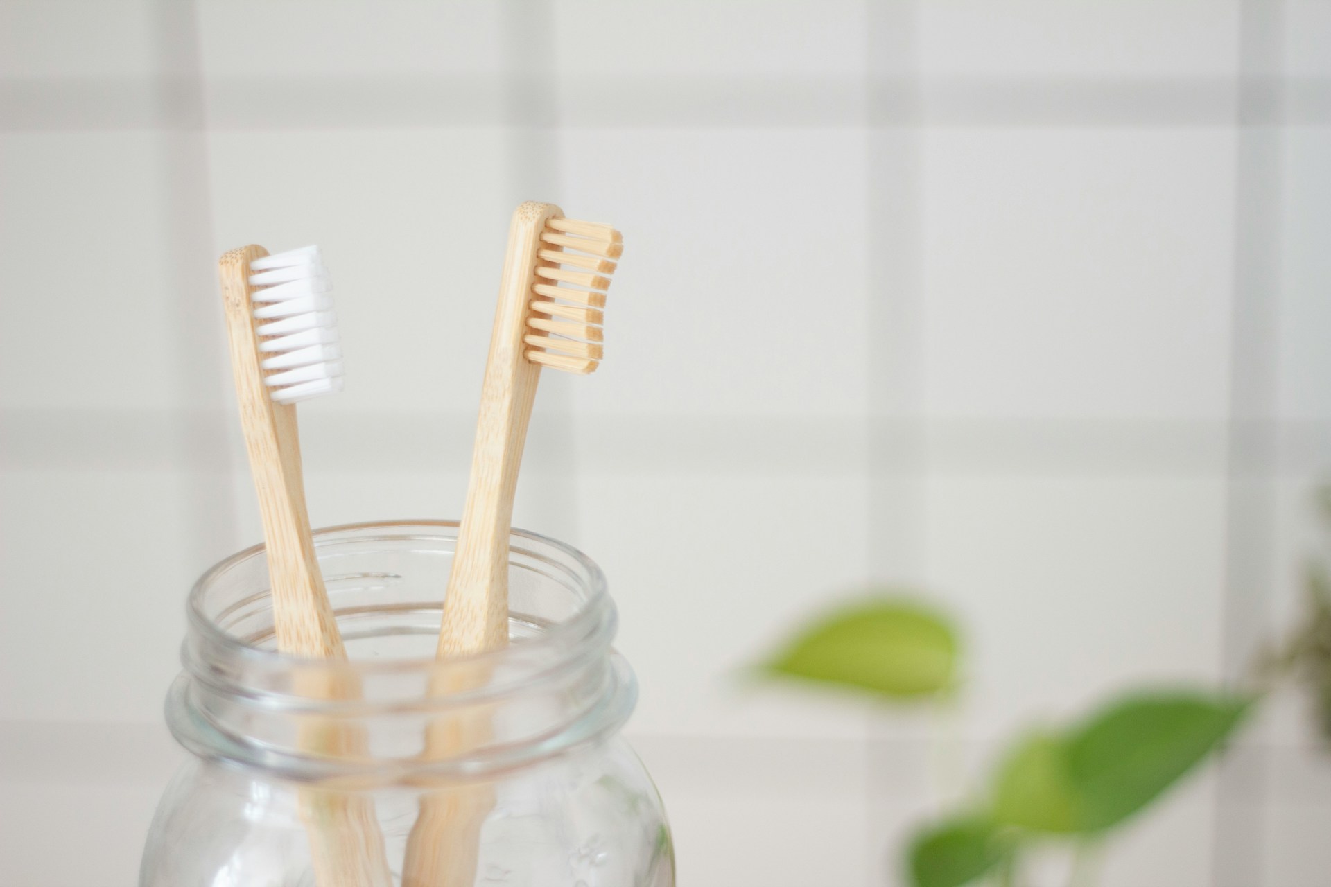Spazzolino elettrico vs. tradizionale: quale usare (secondo il dentista)